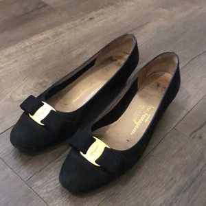 Black suede Ferragamo black heel shoes